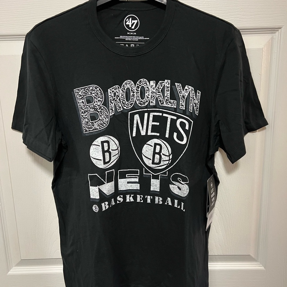 ‘47 Brand Official Brooklyn Nets NBA Retro-Style Tee in Flint Black | Size MD
